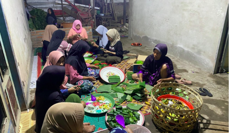 Membantu masyarakat untuk membuat jajan begawe di acara pernikahan sekaligus menghadiri acara akad nikah