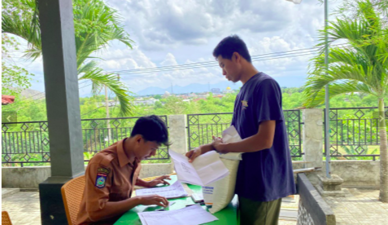 Pembagian Cadangan Beras Pemerintahan (CBP) Oleh Ketahanan Pangan Di Kantor Desa Giri Tembesi
