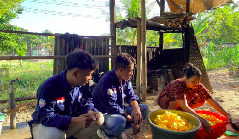 Pendatangan mahasiswa KKP UIN Mataram ke salah satu UMKM Desa Giri Tembesi yaitu kripik singkong
