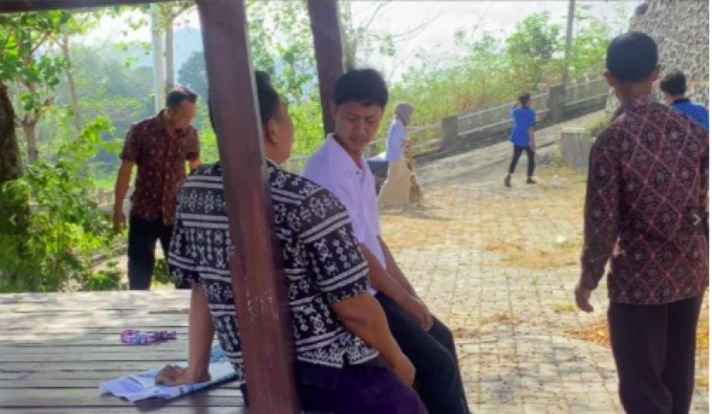 Jum'at  Bersih Bersama Perangkat Desa Dan Mahasiswa KKN Undikma Mataram  Di Kantor Desa Giri Tembesi