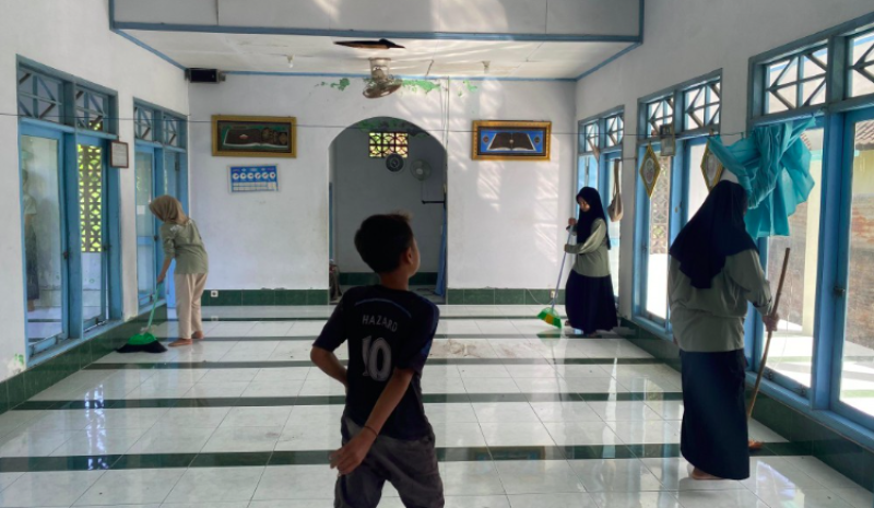 Gotong Royong di Musholla Miftahul Jannah oleh mahasiswa KKP UIN MATARAM DAN UIN BANDUNG, Senam sore bersama ibu PKK disertai malam harinya tadarusan bersama di masjid dan musholla