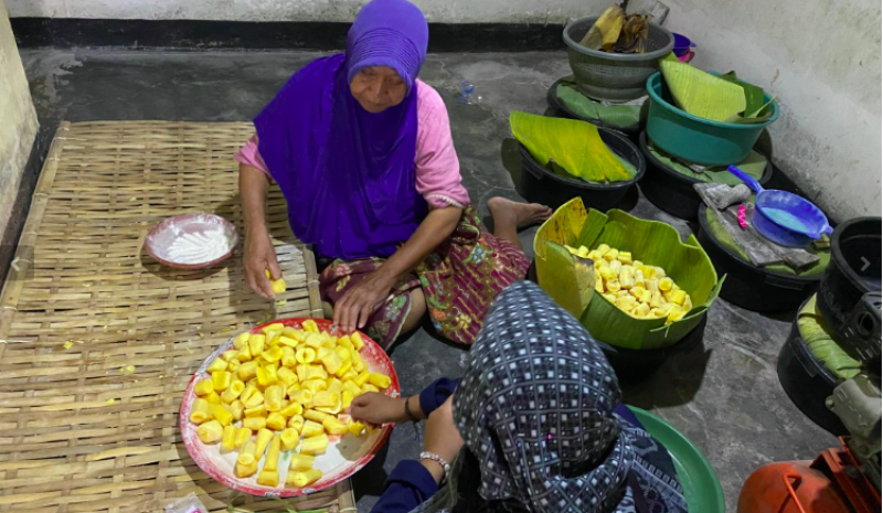 Pendamping kunjungan ke UMKM oleh bapak kepala dusun pendembaru ke tempat produksi pembuatan Tape